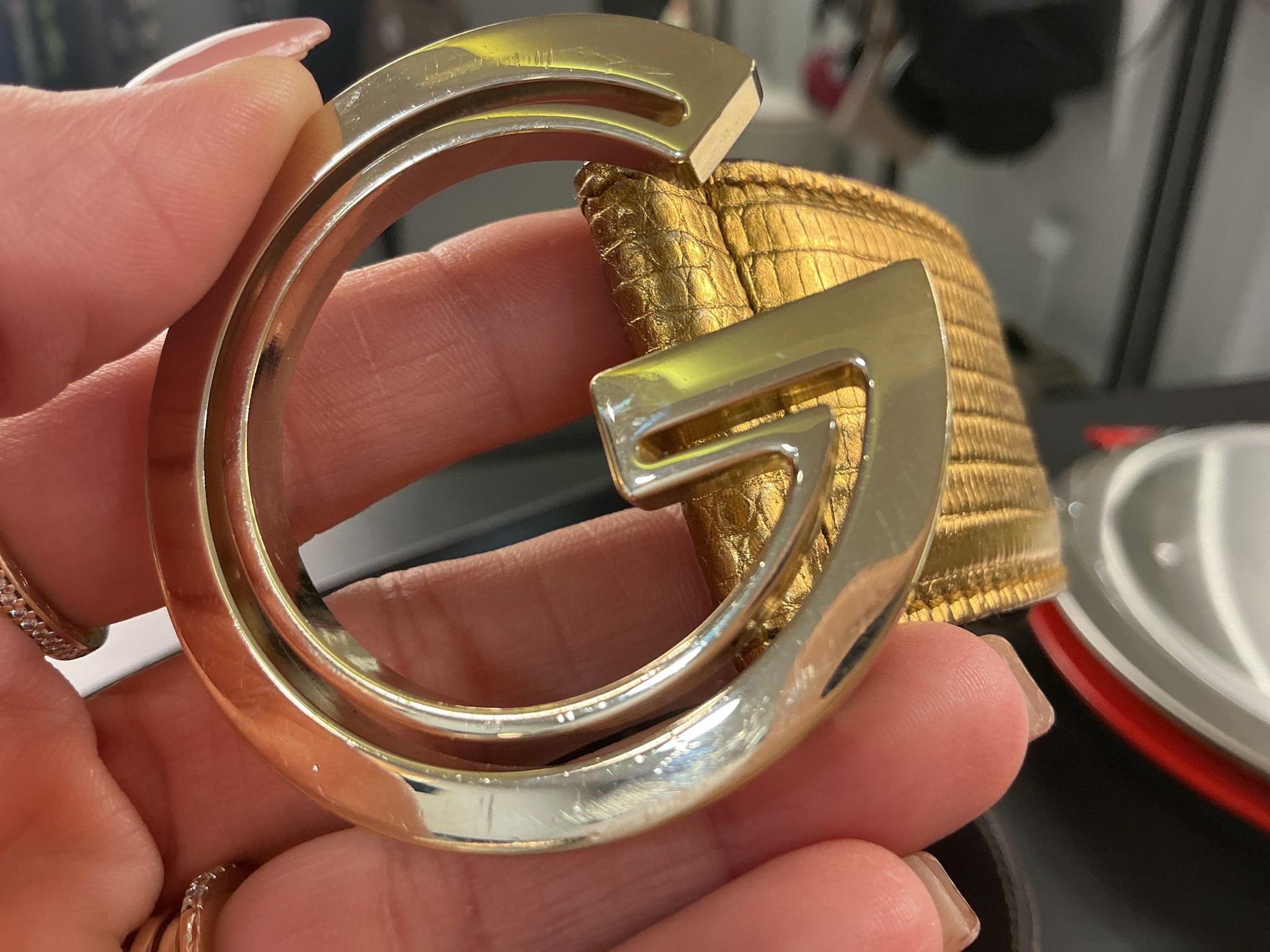 Cinturón de piel con la firma Gucci y hebilla G – Mostaza