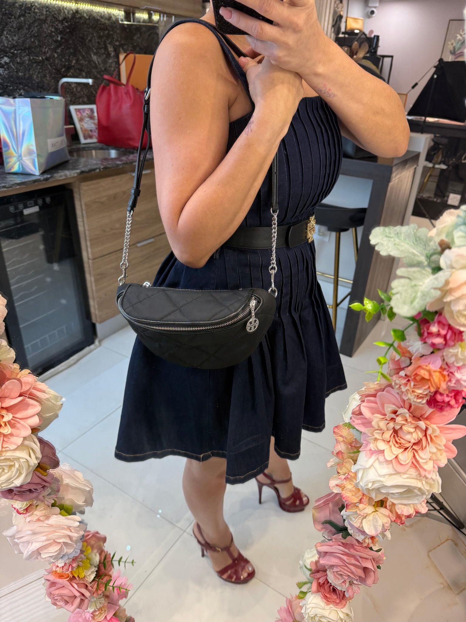 Tory Burch “Willa” Quilted Nylon Belt Bag – Negro con Detalles Plateados (Nueva con Tags)