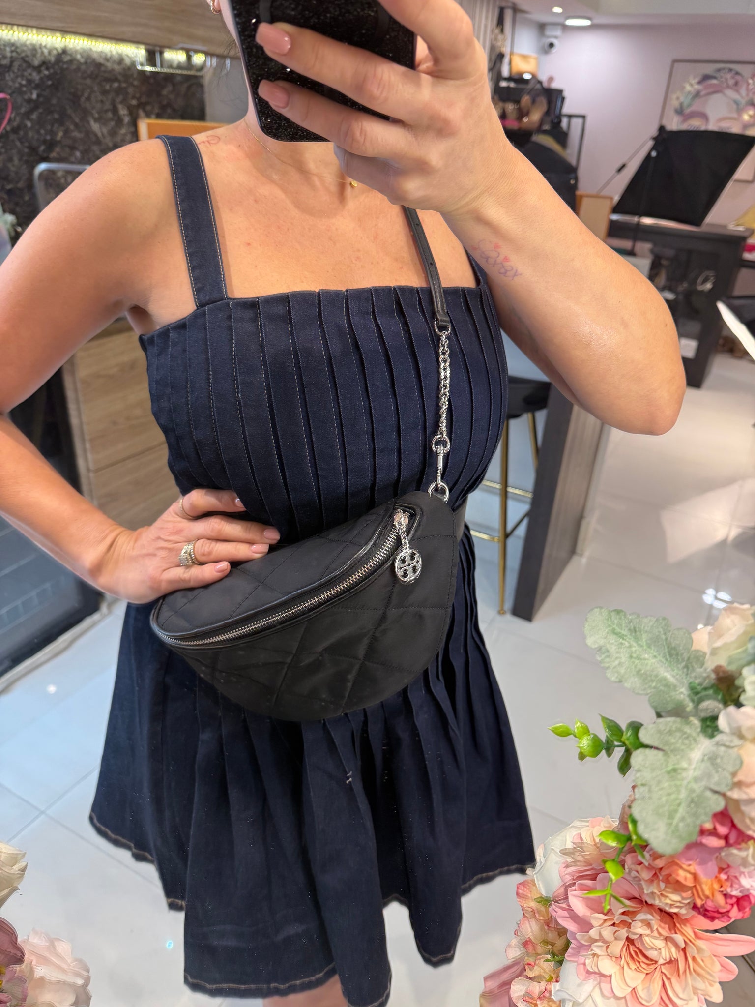 Tory Burch “Willa” Quilted Nylon Belt Bag – Negro con Detalles Plateados (Nueva con Tags)