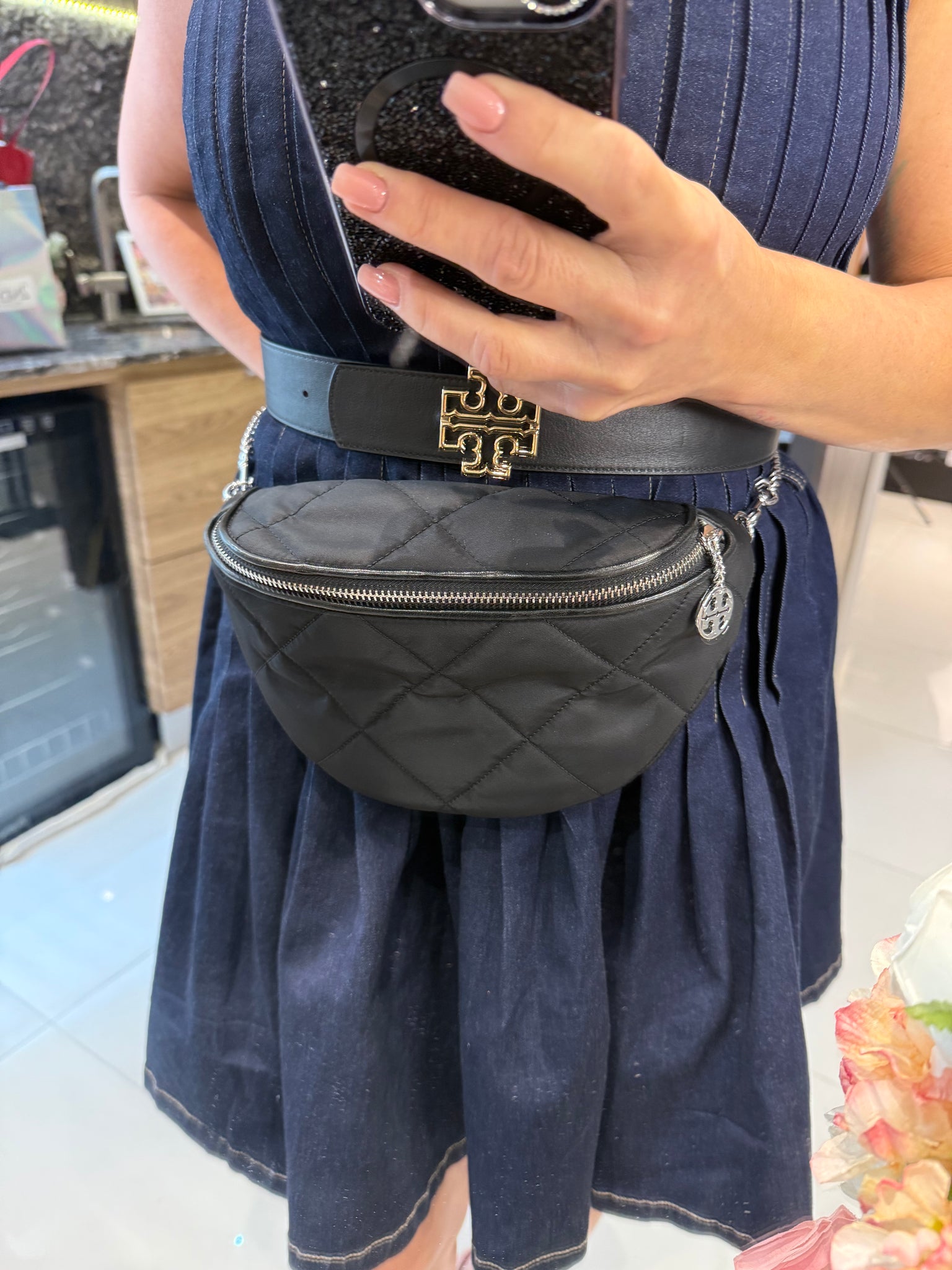 Tory Burch “Willa” Quilted Nylon Belt Bag – Negro con Detalles Plateados (Nueva con Tags)