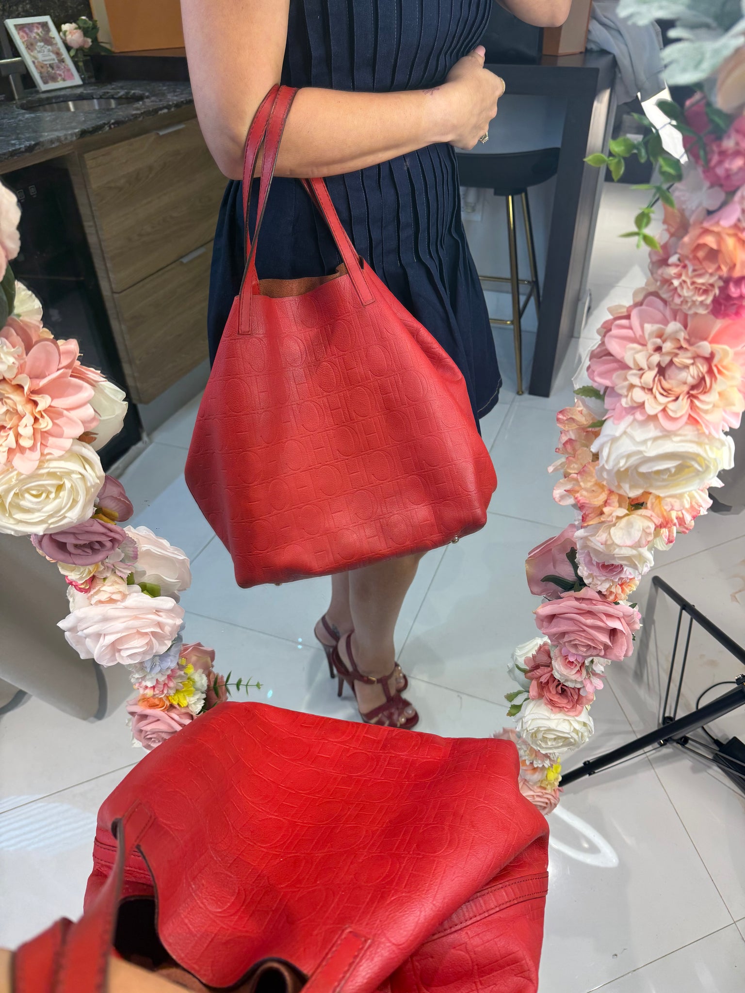 Carolina Herrera Matryoshka Tote Large Roja – Piel Monograma CH con Dust Bag