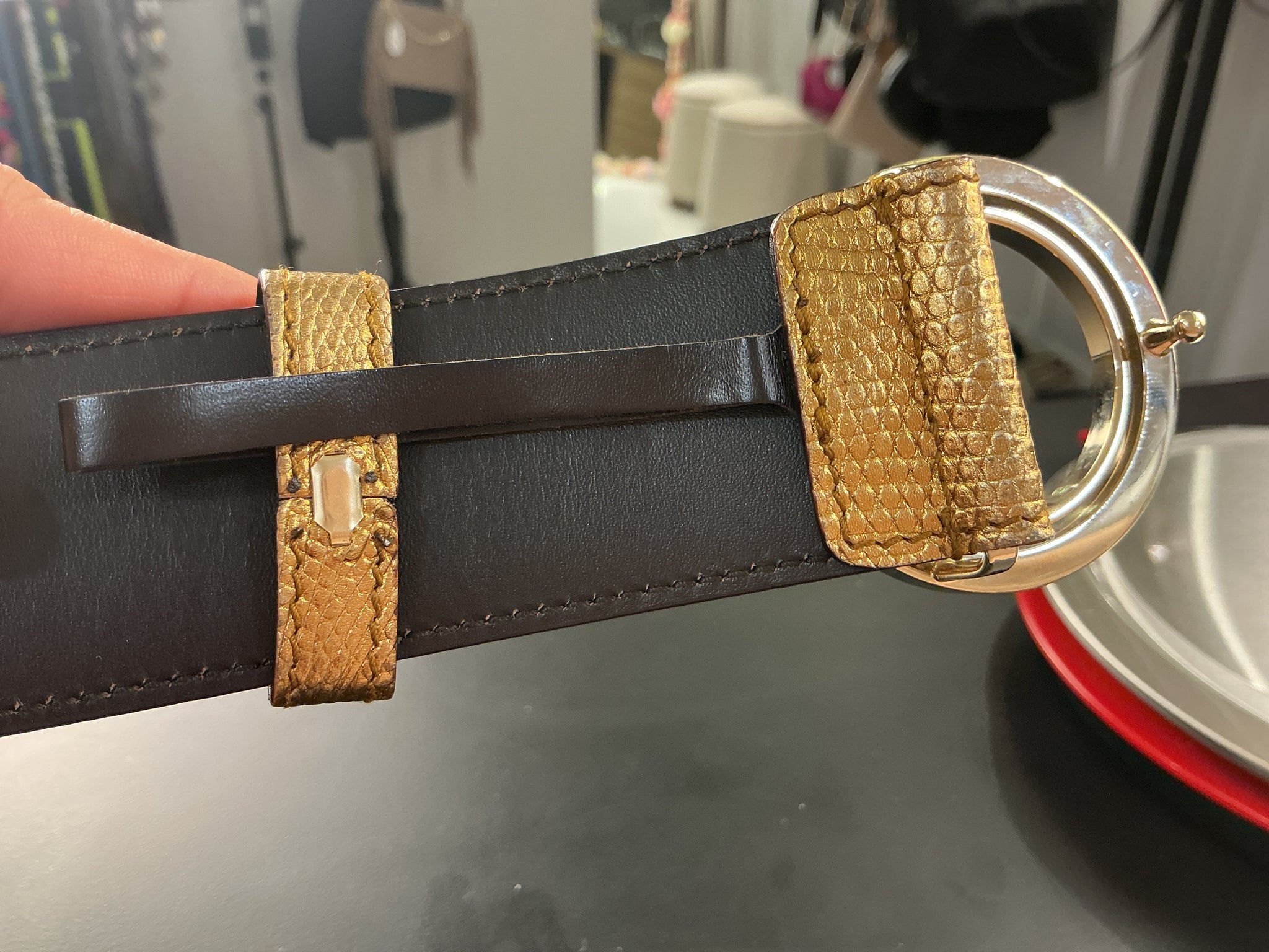 Cinturón de piel con la firma Gucci y hebilla G – Mostaza