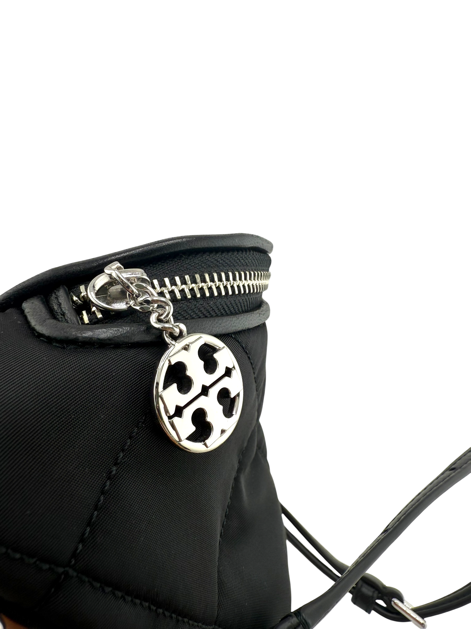 Tory Burch “Willa” Quilted Nylon Belt Bag – Negro con Detalles Plateados (Nueva con Tags)