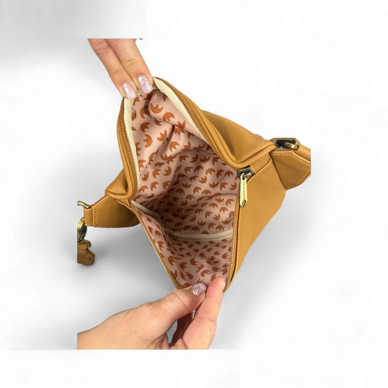 Bolso bandolera Parchita color tostado con correa con logotipo