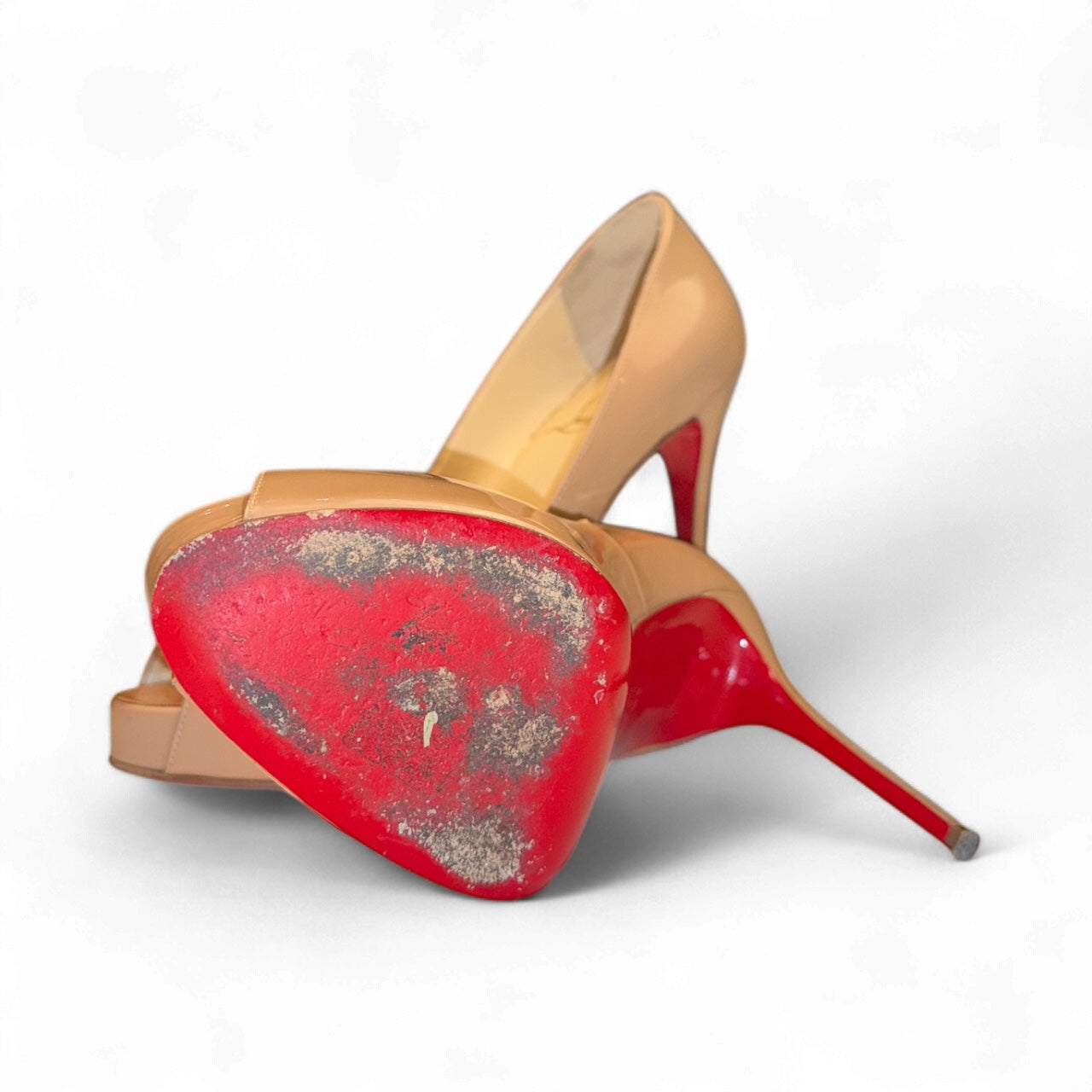 Zapatos de tacón peep-toe de charol beige de Christian Louboutin