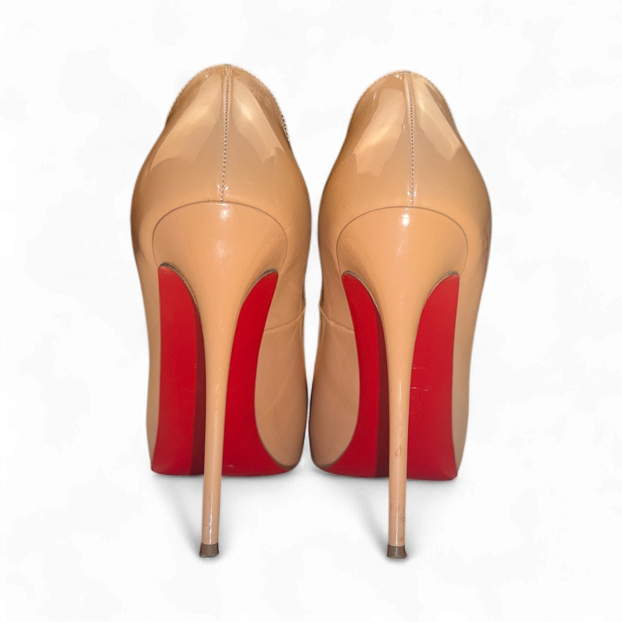 Zapatos de tacón peep-toe de charol beige de Christian Louboutin