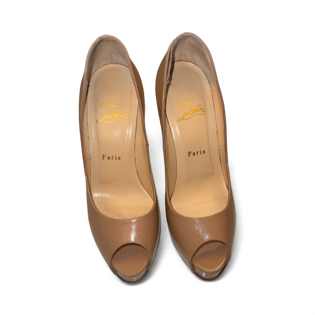 Zapatos de tacón peep-toe de charol beige de Christian Louboutin