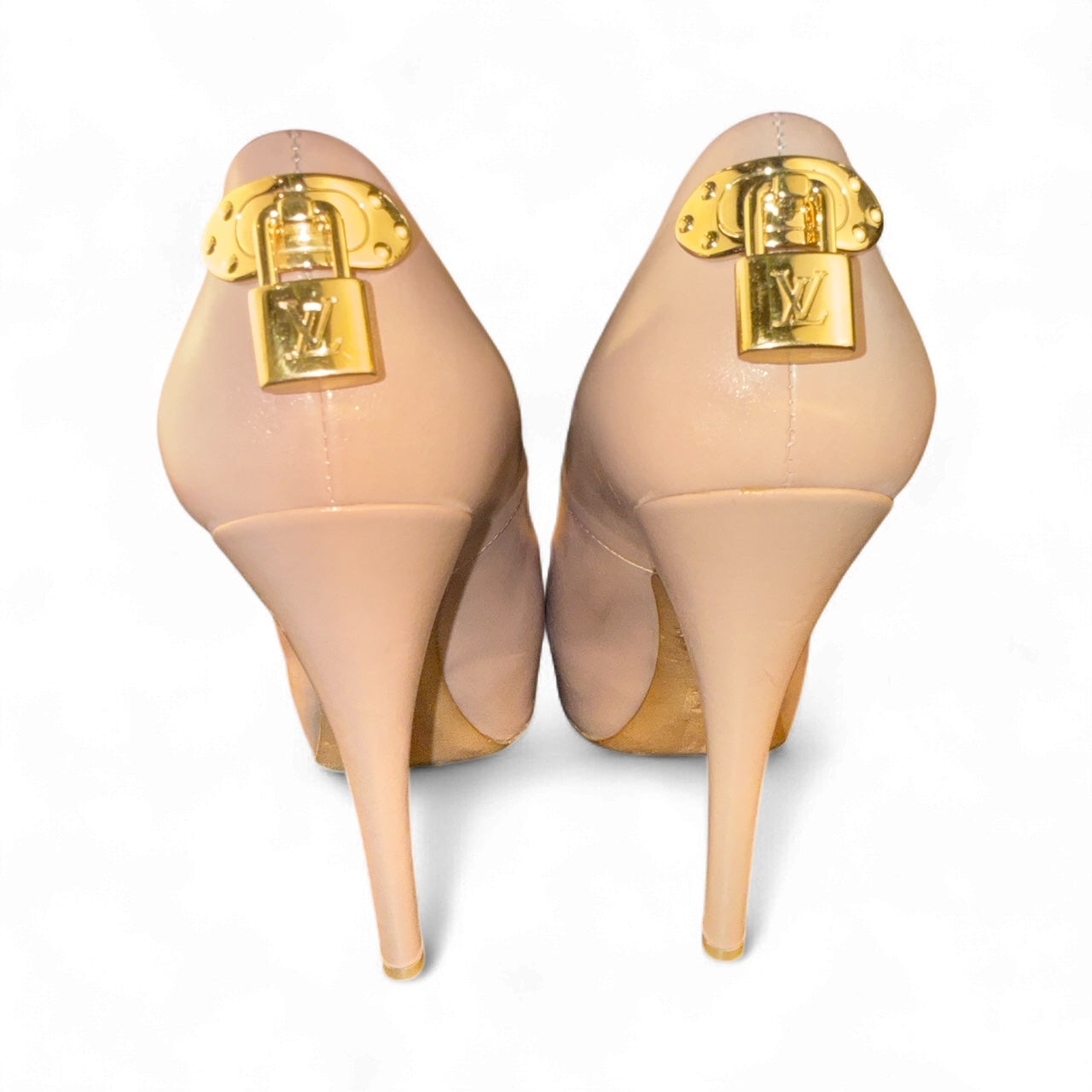 Louis Vuitton “Oh Really!” Peep-Toe Platform Pumps con Candado – Nude