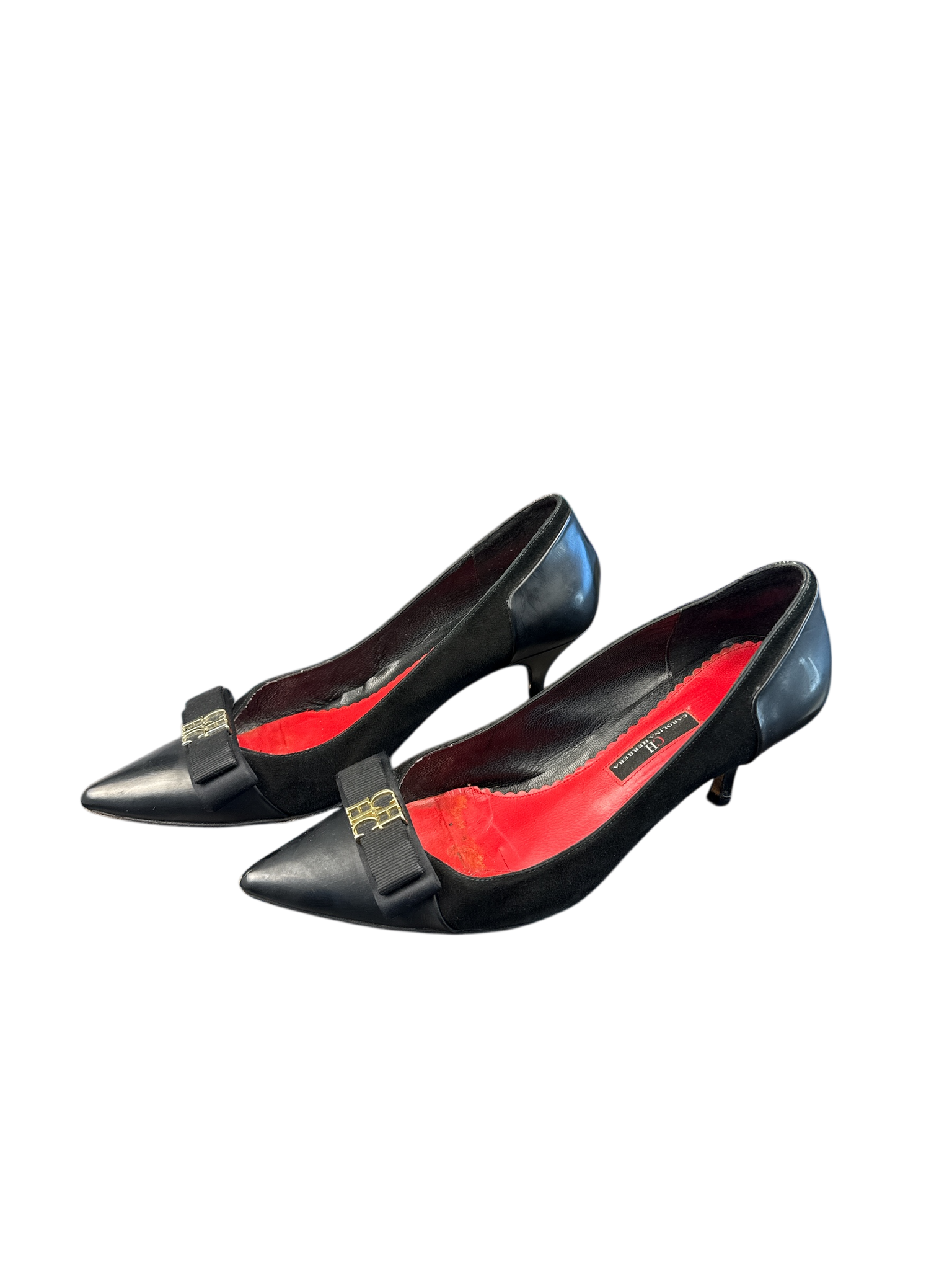 CH Carolina Herrera | Pumps de punta negra con lazo y logo dorado “CH HC”