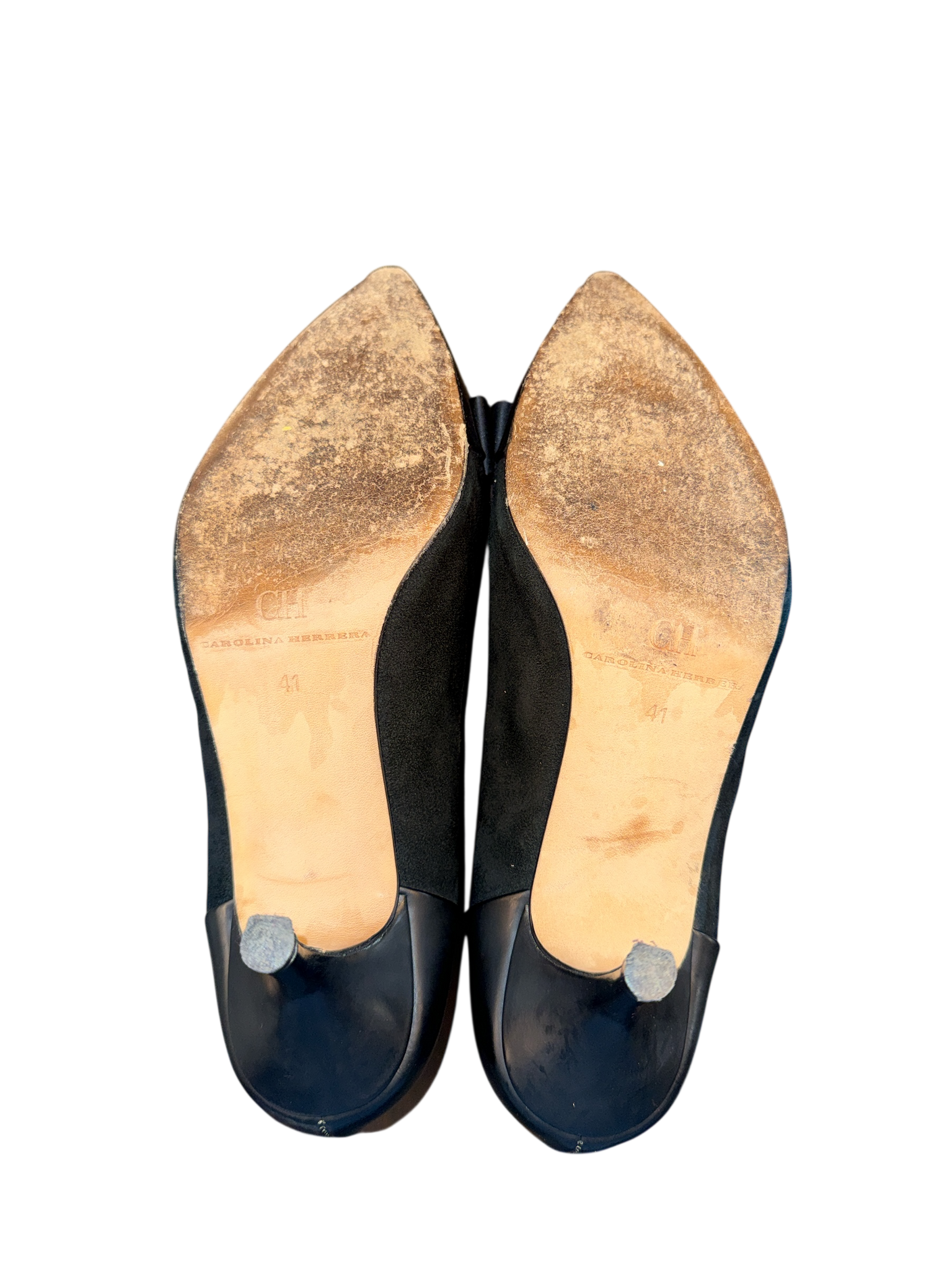 CH Carolina Herrera | Pumps de punta negra con lazo y logo dorado “CH HC”