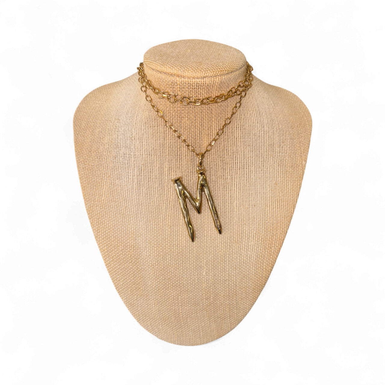 Collar UNO de 50 Letra “M” Dorado Largo · Edición Icónica