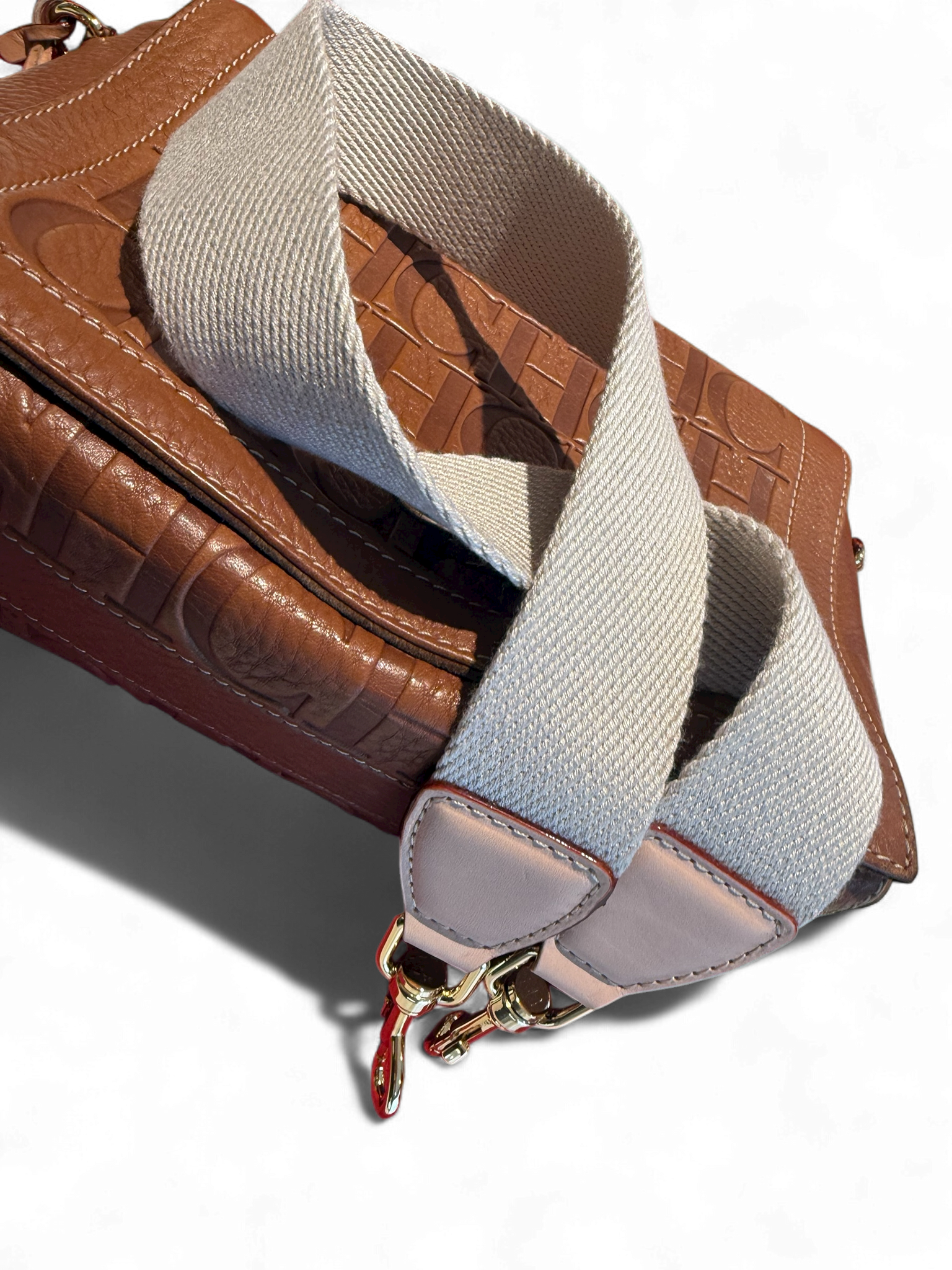 Carolina Herrera Andy 5 Medium Crossbody Bag – Cuero Cognac Grabado CH – Bolso de Lujo Con Correa Ajustable